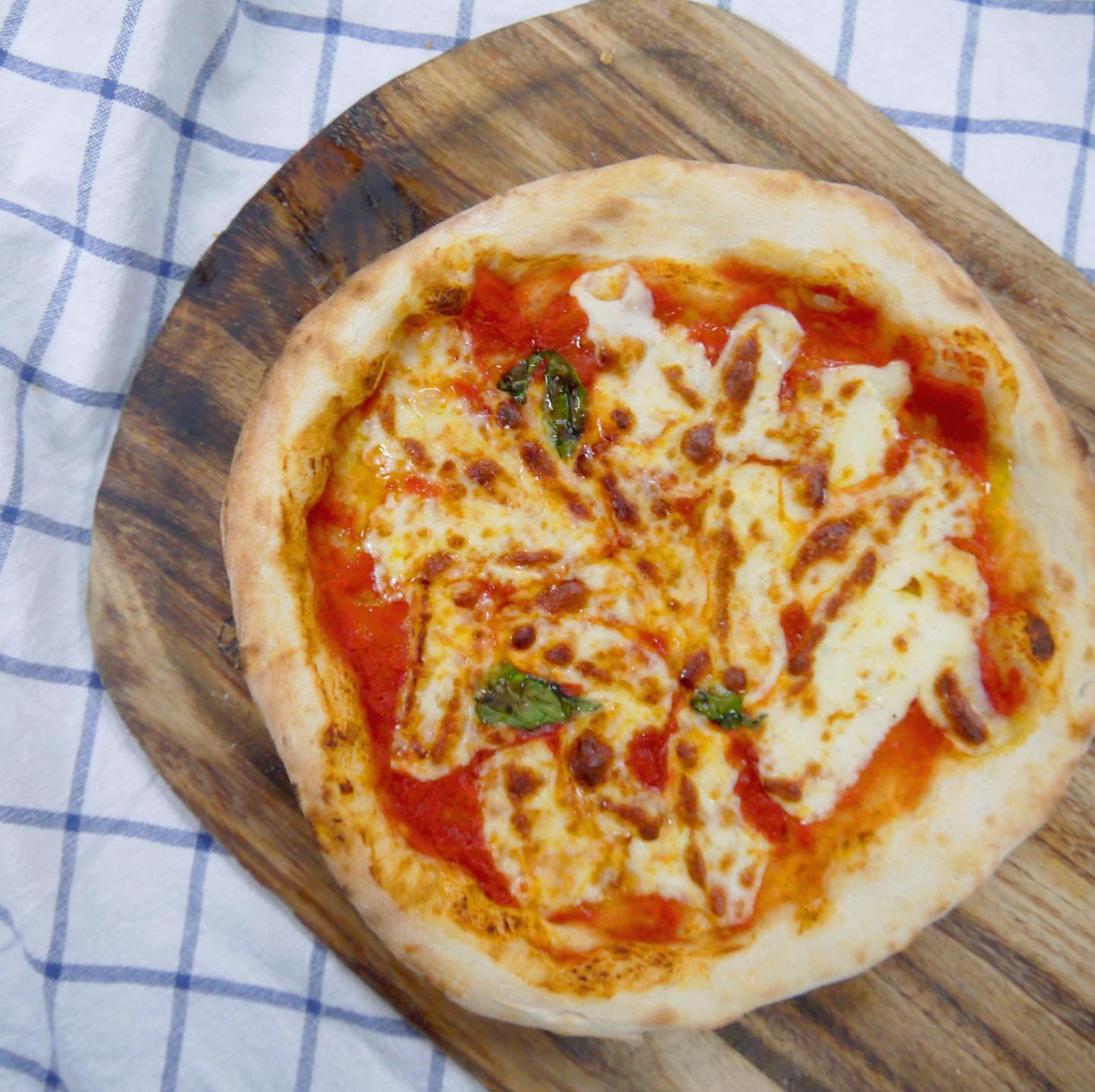**716KITCHEN2020.7.16 open!ピザ窯をのせたフードトラック"ナナイロキッチン"北近畿を中心に、ピザ窯で焼いた本格ナポリピッツァをお届けします！・・メインメニューのひとつ、【マルゲリータ】シンプルなトマトソースとチーズの相性が最高です・・虹を見たときのようなハッピーと、ときめきを届けたい！このトラックを見つけた人たちがちょっとだけ幸せな気分になれますように・#foodtruck #pizza #napoli #napolipizza #event #takeout #716kitchen#ナナイロキッチン #フードトラック #キッチンカー #出張サービス #ピッツァ #ナポリ #ナポリピッツァ #テイクアウト #ケータリング #パーティー #お祝い #本格 #北近畿 #福知山 #舞鶴 #京丹後 #宮津